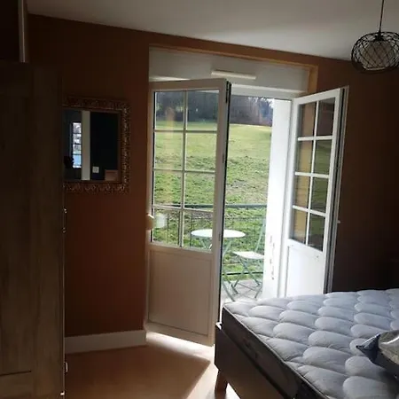 L'aubepine Au Bord Du Lac *