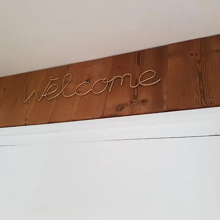 L'aubepine Au Bord Du Lac *